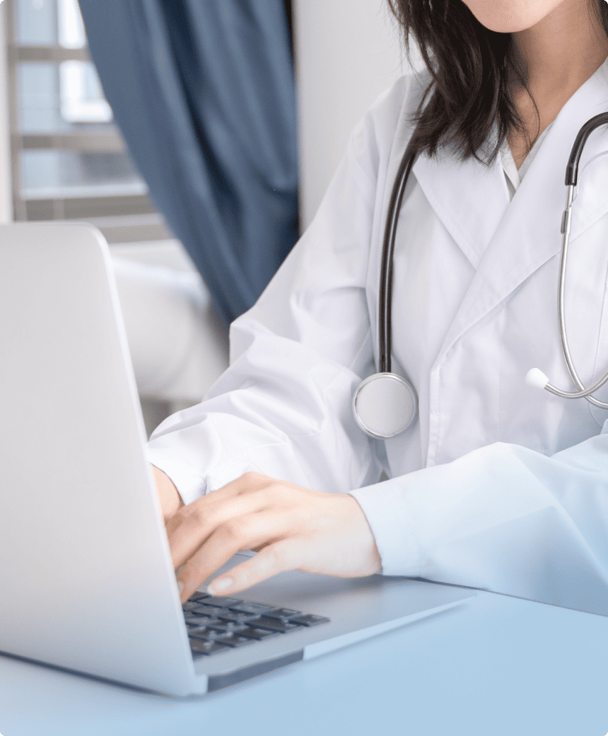 タイピングする医師