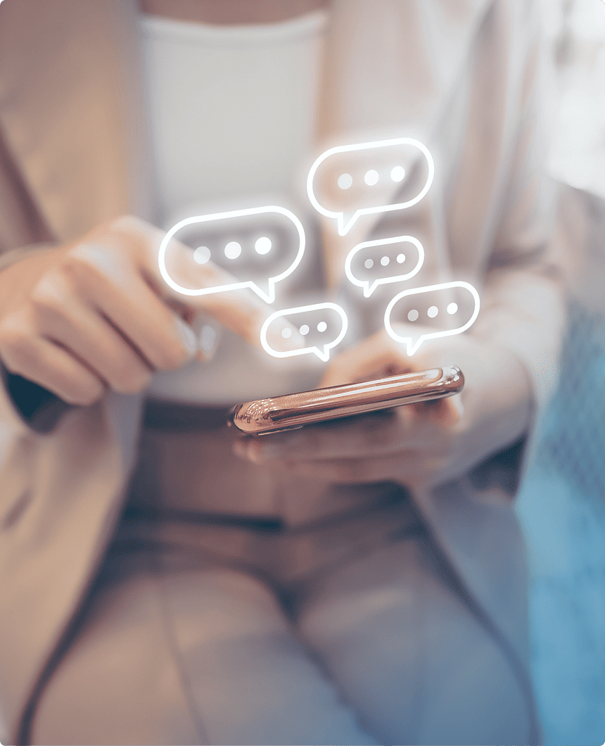 スマホを触る女性