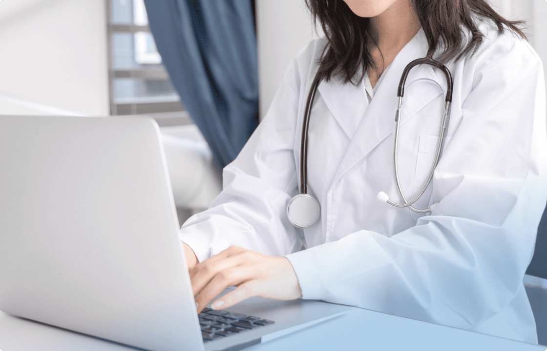 医師がパソコンを使っている
